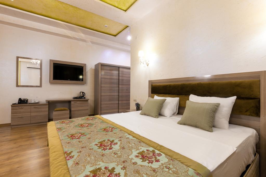 Iberia Palace Hotel Zugdidi Quarto foto